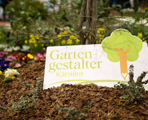 Blumen und Logo der Kärntner Gartengestalter