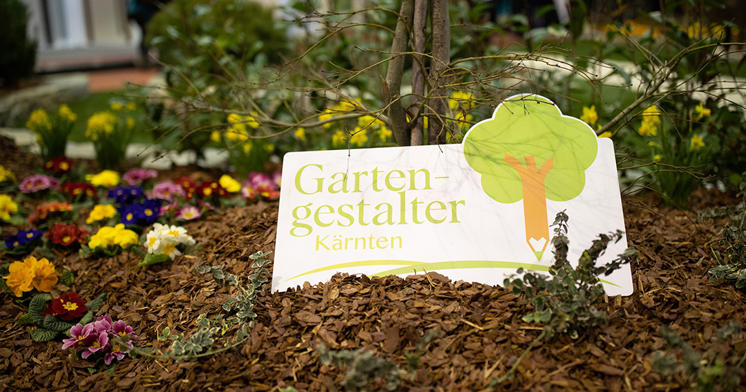 Blumen und Logo der Kärntner Gartengestalter