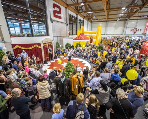 Besucher der Familienmesse