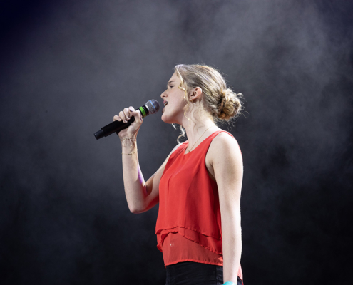 Dame singt auf der Bühne