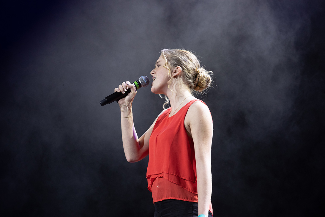 Dame singt auf der Bühne