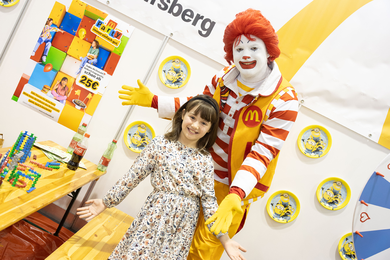 Ronald McDonald mit Kind in Klagenfurt