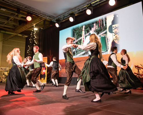Trachtenpaar tanzt auf der Familienmesse