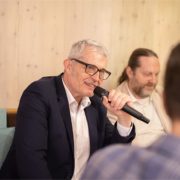 Michael Sabath mit Mikrofon