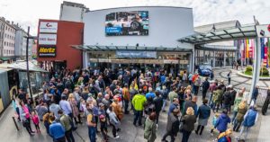 Volles Haus vor der Kärntner Messe